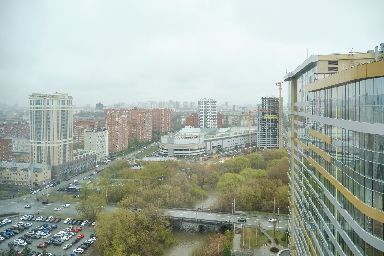 Апартаменты RentPlaza в центре на 21 этаже на Большакова