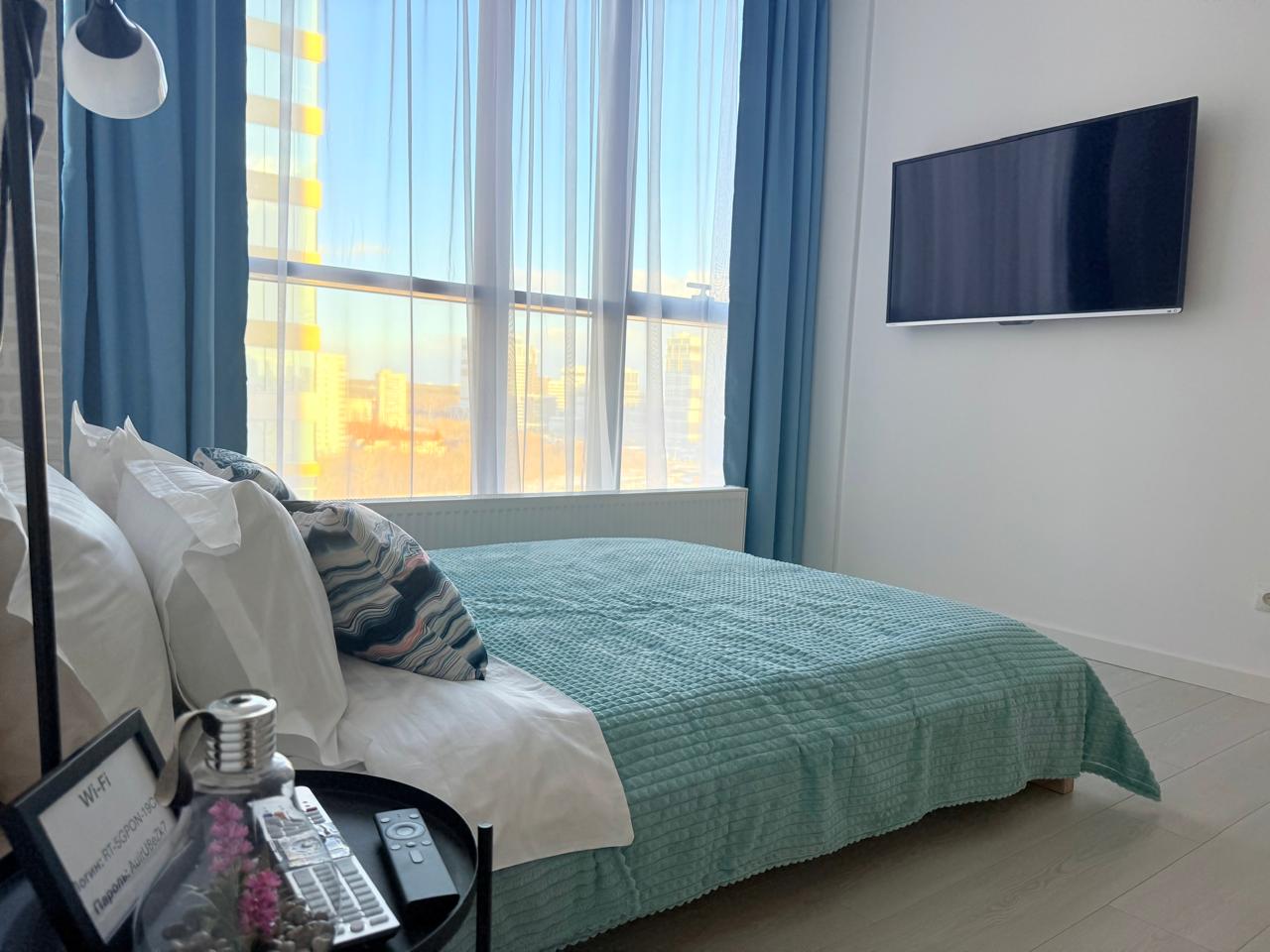 Апартаменты RentPlaza c панорамным видом в центре на Большакова