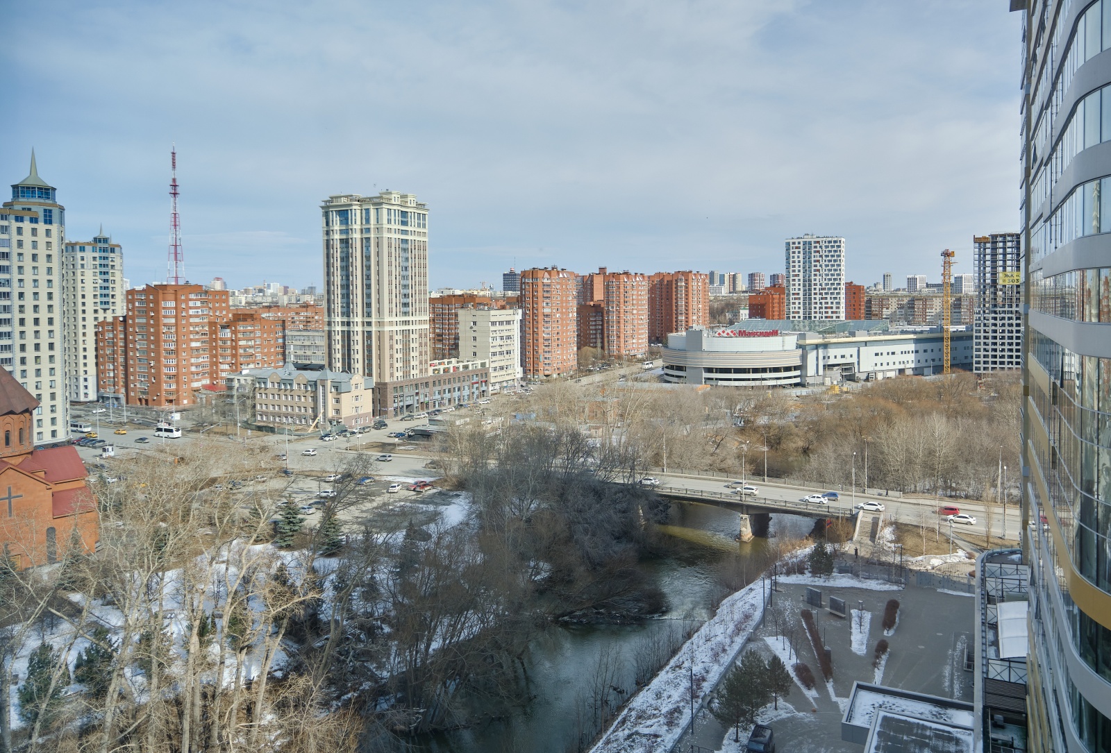 Апартаменты RentPlaza c панорамным видом в центре на Большакова