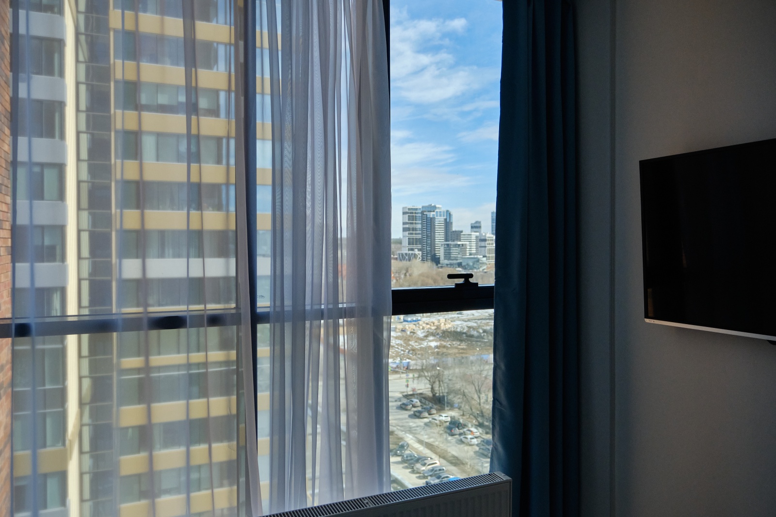 Апартаменты RentPlaza c панорамным видом в центре на Большакова