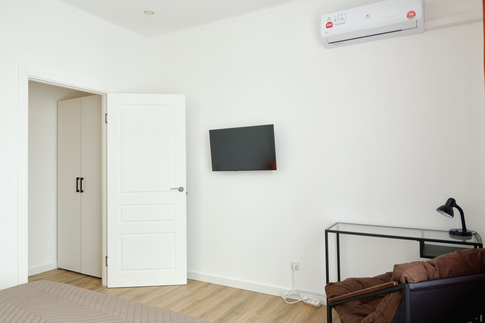 Апартаменты RentPlaza на высоком этаже в центре на Большакова