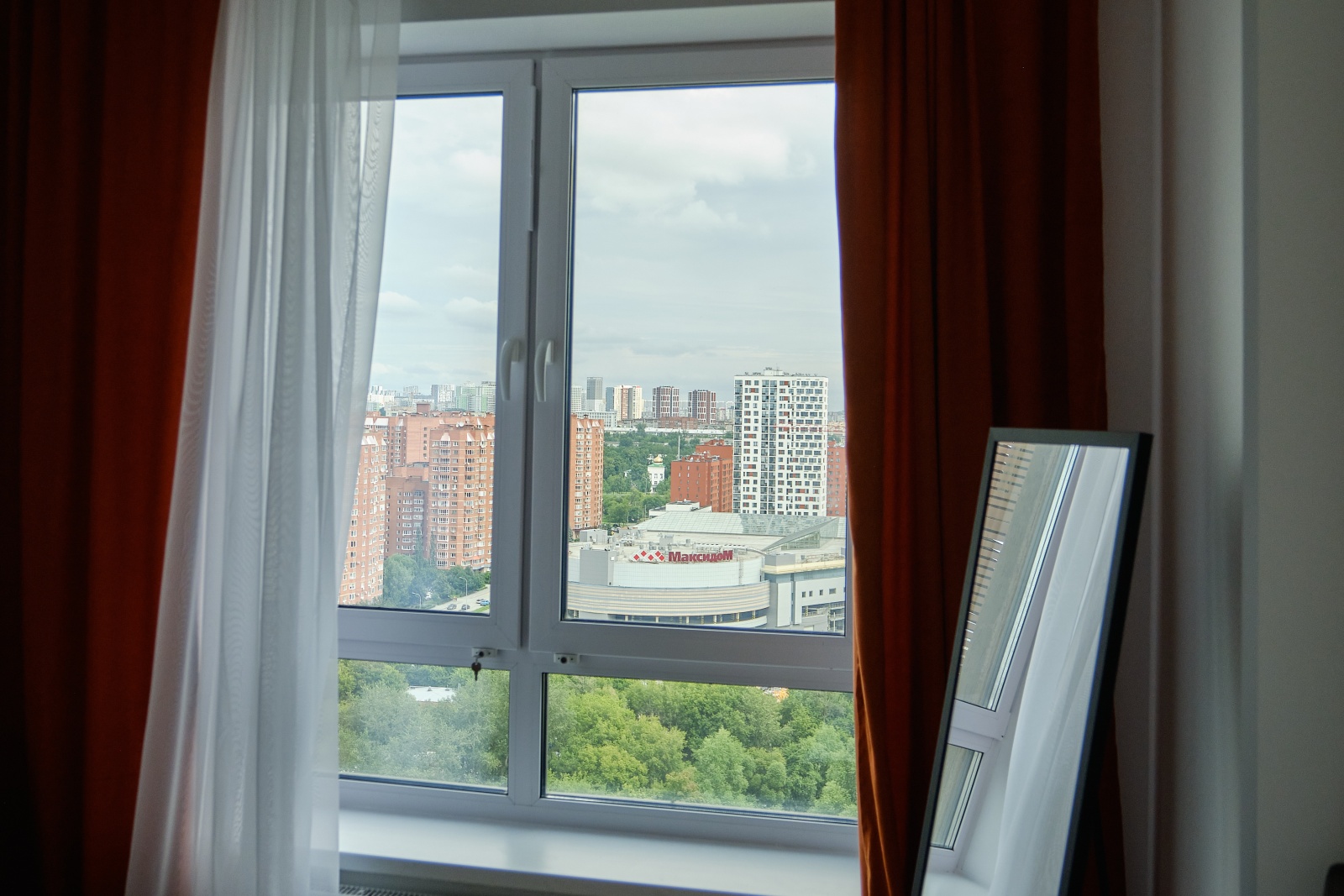 Апартаменты RentPlaza на высоком этаже в центре на Большакова